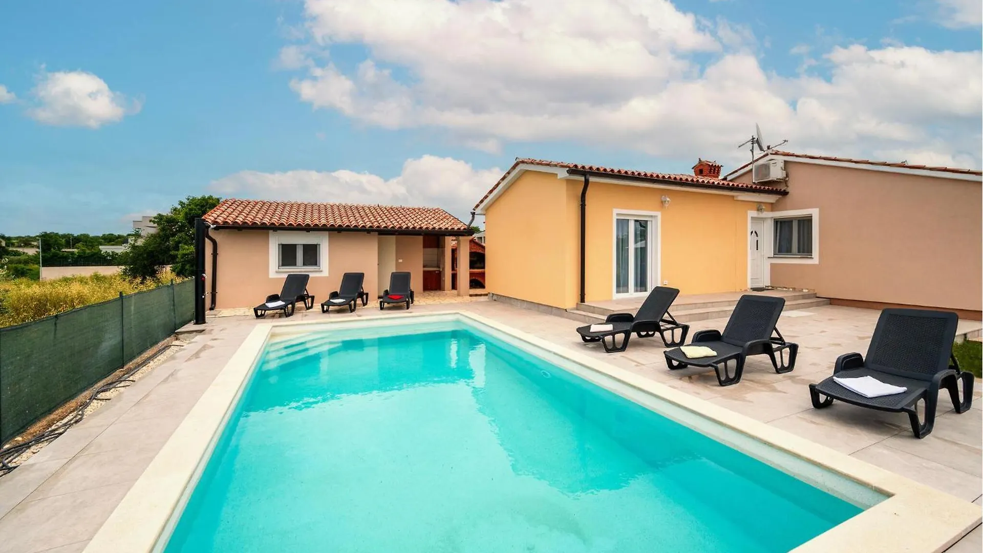 3 Bedroom Lovely Home In Galizana