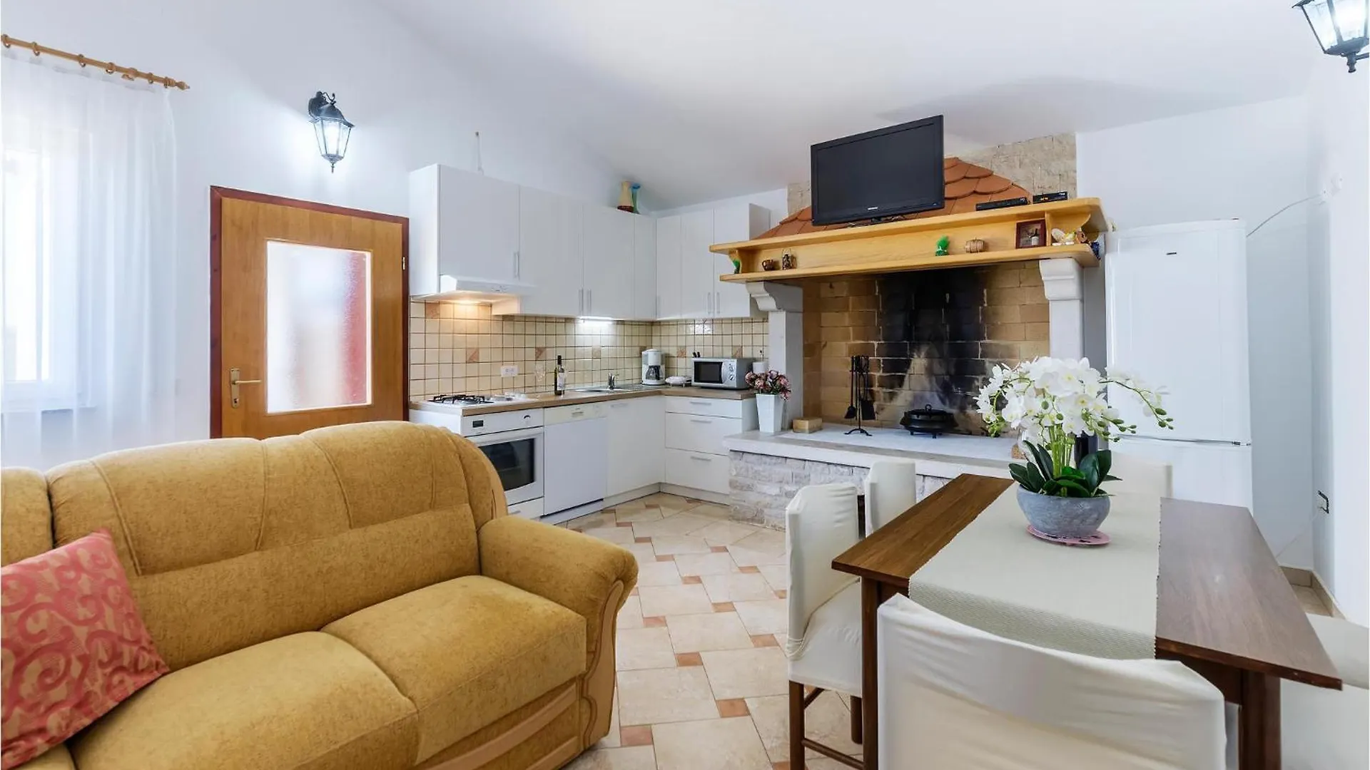 3 Bedroom Lovely Home In Galizana 0*,