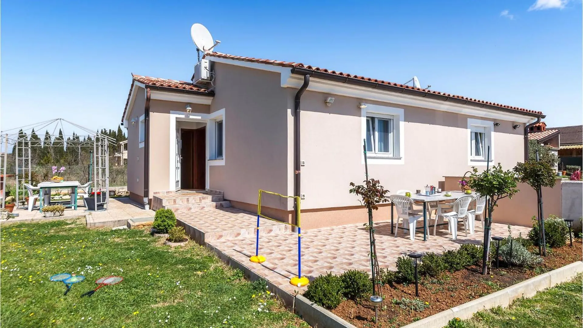 3 Bedroom Lovely Home In Galizana